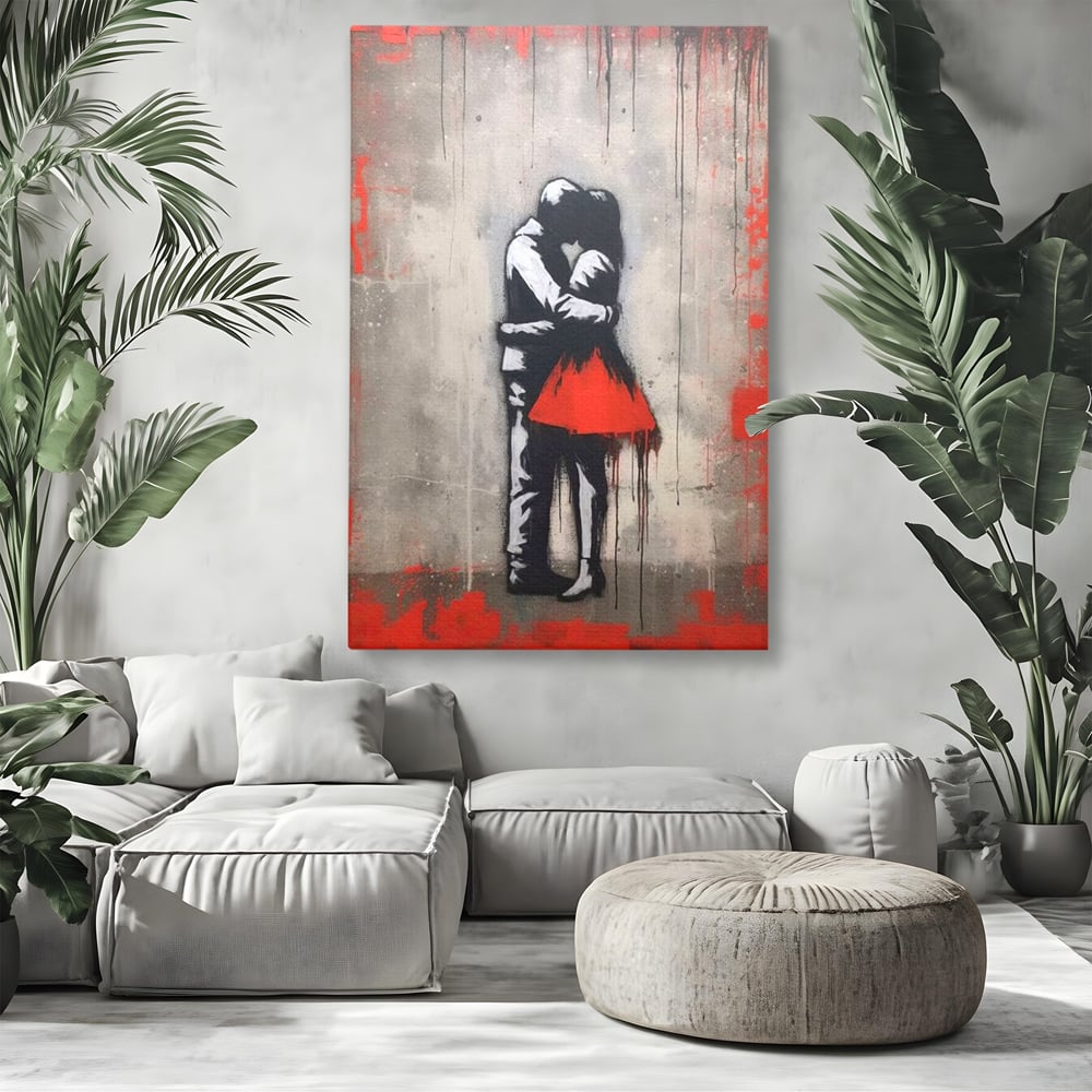 Tablou canvas cu tablou canvas cu doi indragostiti imbratisati, fara rama, pe sasiu de lemn, pe perete intr-un living